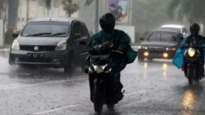 Sejumlah kendaraan terlihat menembus hujan lebat