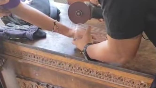 Evakuasi tangan tersangkut botol