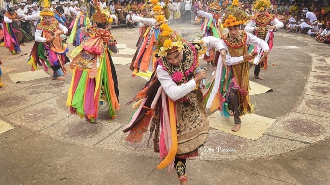 Ilustrasi penampilan Tari Baris.