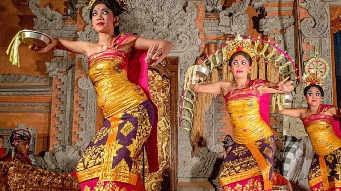 Ilustrasi penampilan Tari Pendet Bali.