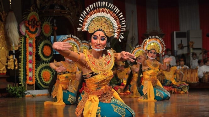 Ilustrasi penampilan Tari Janger Bali.