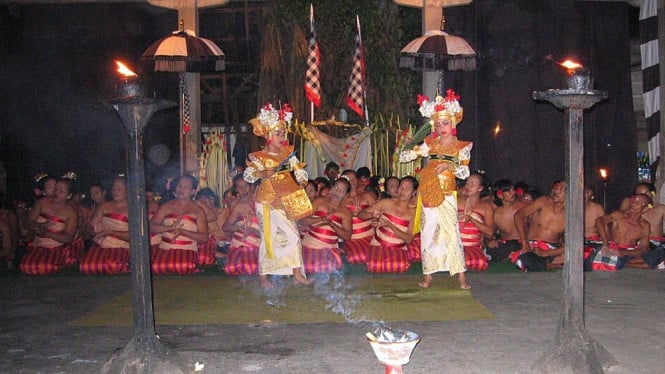 Ilustrasi penampilan tarian magis Sanghyang Dedari khas Bali.