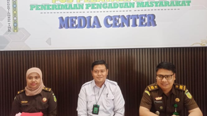 JPU Kejari Lombok Timur, Widyawati (kiri) Bersama Dua Rekannya