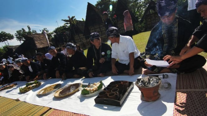Warga Sindang Barang melaksanakan upacara Seren Taun