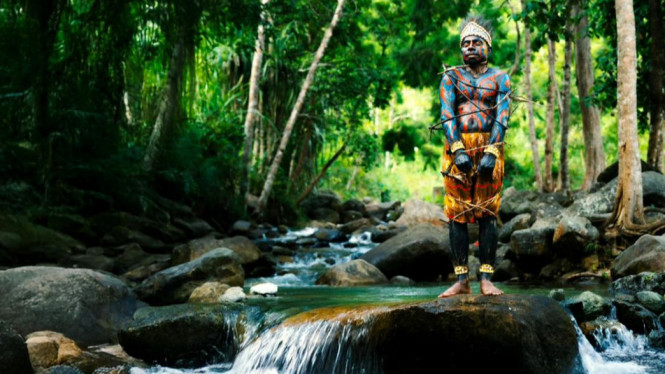 Ritual adat Papua yang menggambarkan hubungan antara manusia dan alam.