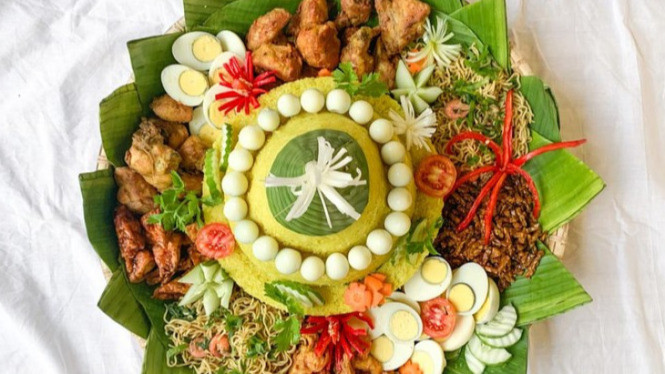 Tradisi Nusantara Nasi Tumpeng dengan berbagai Lauk