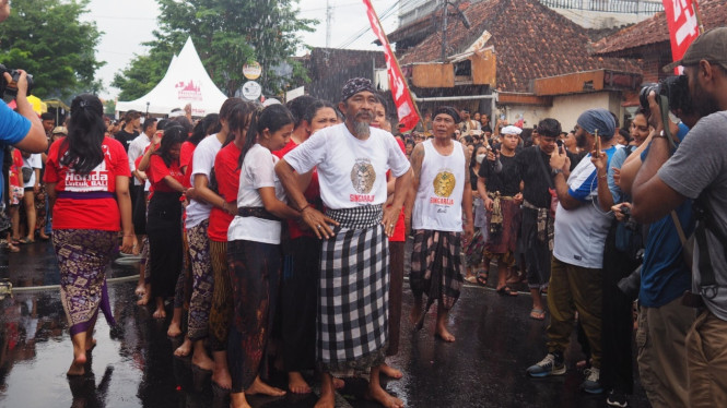 Warga Banjar Kaja Sesetan tengah mengikuti tradisi Omed-Omedan