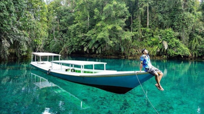 Pesona Ajaib Danau Labuan Cermin, Surga Dua Rasa di Jantung Kalimantan Timur