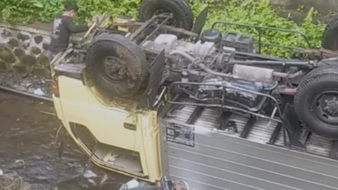Truk terguling di parit