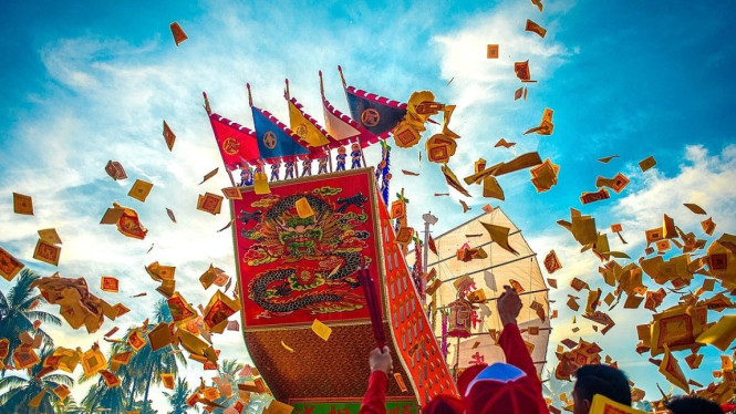 Kemeriahan festival Bakar Tongkang Riau, warisan leluhur Tionghoa.