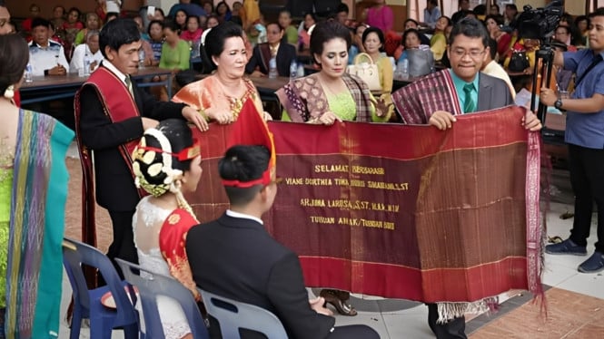Prosesi Mengulosi dalam pernikahan di Batak Toba.