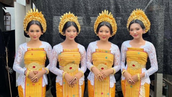 Perempuan Bali Persiapan Upacara Mesangih.