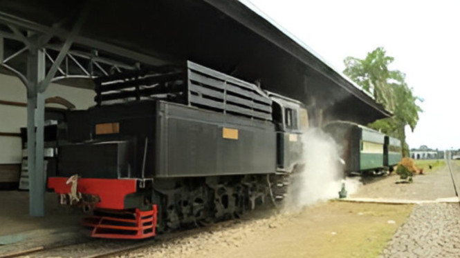 Menyaksikan peninggalan kereta di Museum Kereta Api Ambarawa.