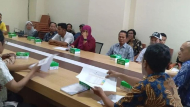 Kepala Disdag Mataram sedang berdiskusi Bersama Juru Pungut pasar