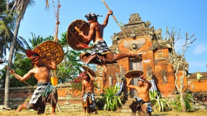 Ilustrasi pelaksanaan Gebug Ende tradisi minta hujan rakyat Karangasem