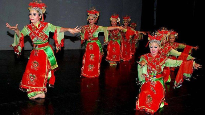 Ilustrasi penampilan tari Lenggang Nyai, kesenian tradisional Betawi.