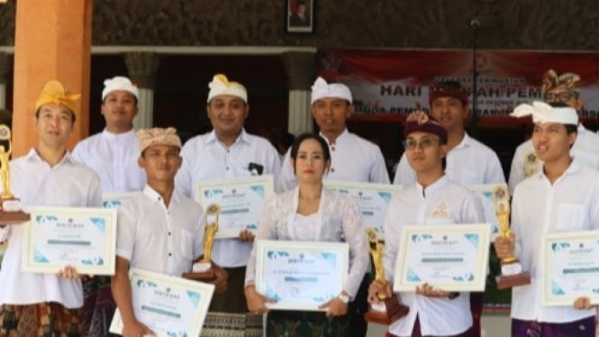 10 Pemuda Buleleng menerima penghargaan