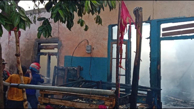 Satu unit rumah di Desa Rato Kecamatan Lambu Kabupaten Bima terbakar.