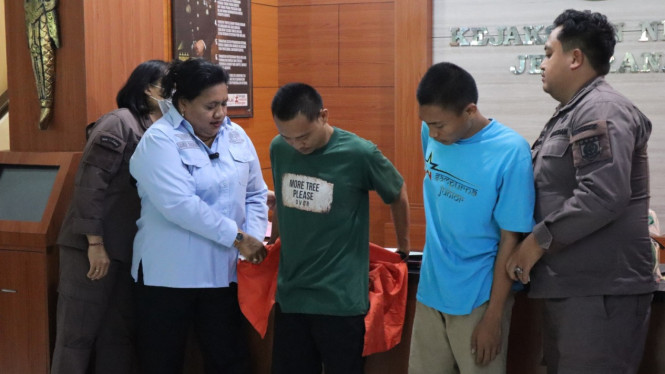 Kajari Jembrana Lepas Rompi Tahanan Kedua Tersangka