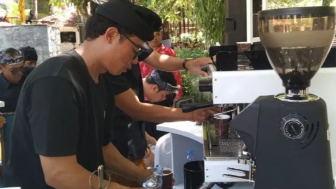Terlihat Pelaku UMKM kedai kopi meracik minuman kopi.