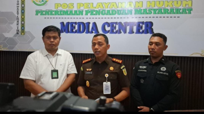 Kajari Lotim, Hendro Wasisto didampingi Kasi Intel dan Kasi Pidsus