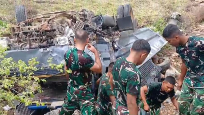 Truk Dalmas milik Polres Dompu terguling