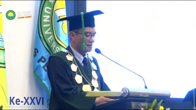 Rektor UGM Saat berikan orasi ilmiah wisuda
