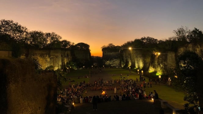 Kesakralan dan Keunikan Tari Kecak di GWK