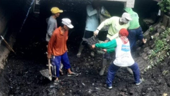 Pengerukan sedimen sungai secara manual di Desa Bajulmati