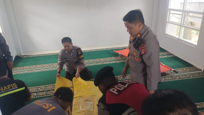 Anggota Polsek Ampenan Evakuasi penemuan mayat di SPBU