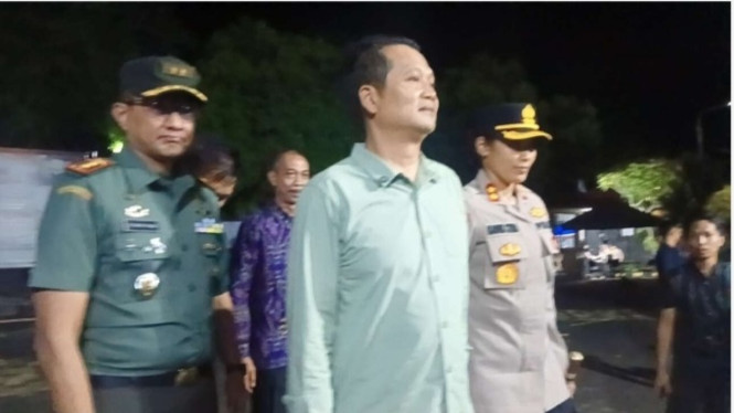 Bupati Kembang Hartawan saat diwawancarai oleh pihak media.