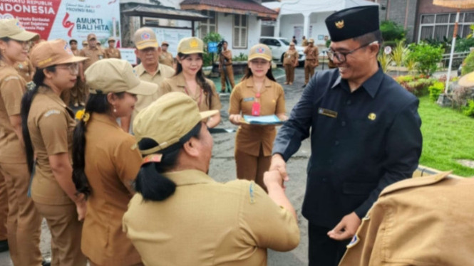 Terlihat Kadis Surya Bharata menyalami para anggota PPPK Paruh Waktu