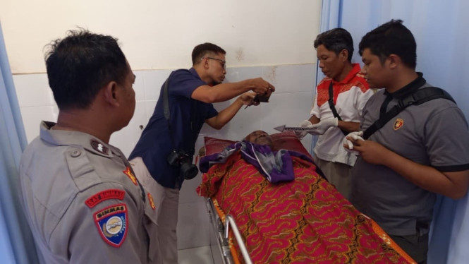 Petugas Polsek Sikur dan INAFIS memeriksa Korban di PKM Kotaraja