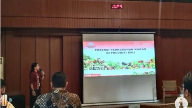 Terlihat pemaparan materi mengenai