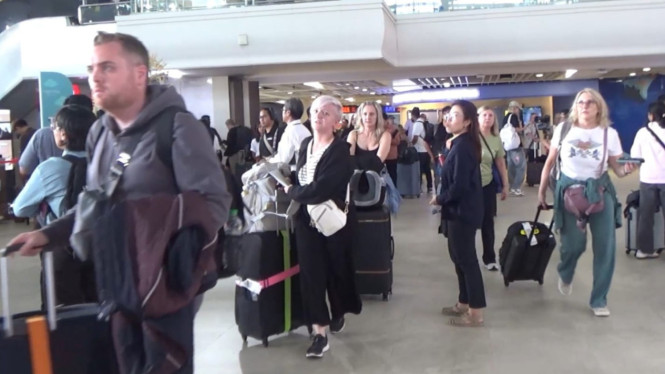 Lalu lintas penumpang di terminal kedatangan internasional bandara
