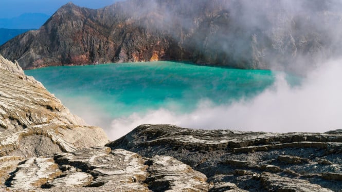 Keindahan Kawah Ijen menjadi salah satu ikon wisata alam terbaik