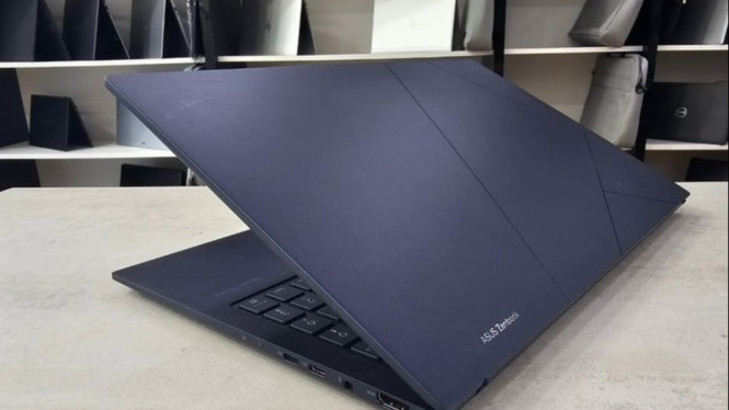 Laptop Asus Zenbook 15 Premium.