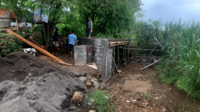 Proyek jembatan di Dusun Maelang, Desa Watukebo dikeluhkan