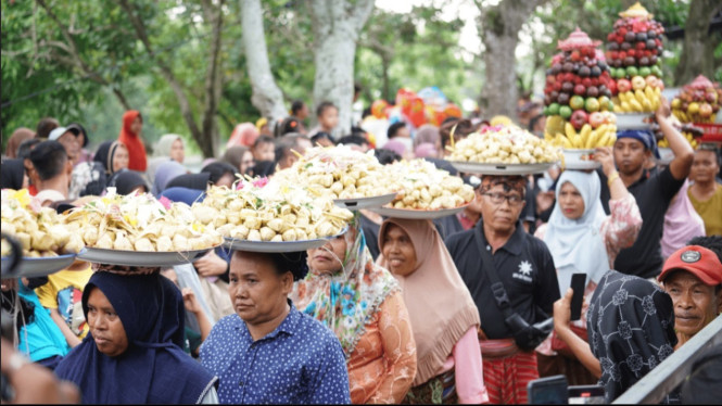 Pelaksanaan Tradisi Perang Topat