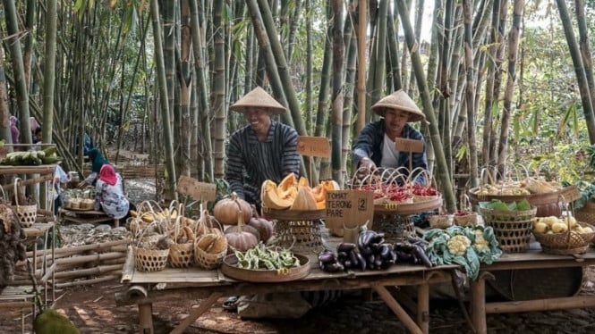 Caption: Keunikan Pasar Papringan