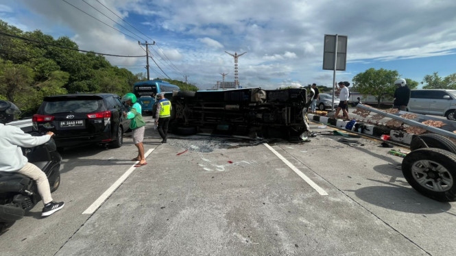 Mobil Berpenumpang Turis China Terguling di Pintu Keluar Tol Benoa