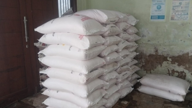 Tumpukan pupuk di sebuah kios pupuk bersubsidi