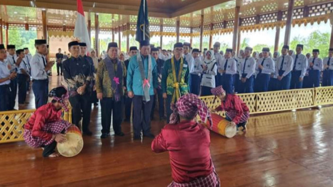 Upacara Adat Mandar Digelar dalam Wisuda MTsN 1 Polewali Mandar