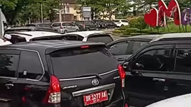 Macet Bundaran Mataram Metro Jempong Saat Jam Kerja