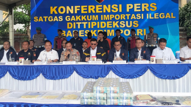 Barang Bukti Tumpukan Uang Disita Dari Bisnis Balpres Ilegal di Bali
