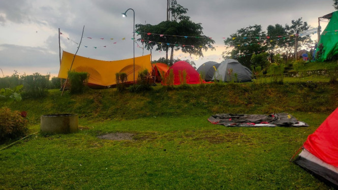 Pengunjung menikmati panorama perbukitan dan latar Gunung Rinjani