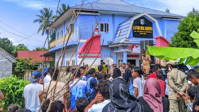 Ratusan warga dan pemuda Aik Dewa menggelar aksi protes