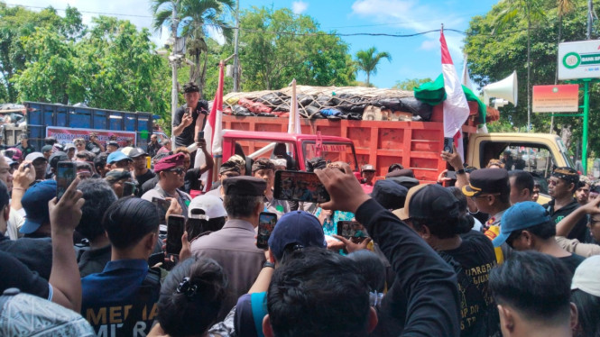 Ratusan Sopir Truk Sampah Gelar Aksi Damai di Kantor Gubernur Bali