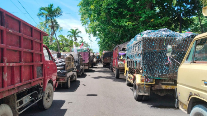 Aksi Damai Sopir Truk Sampah di Denpan Kantor Gubernur Bali
