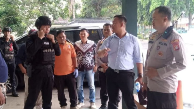 Polisi memeriksa sekolah teror bom di Depok